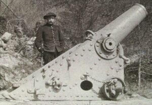 Henri Martin devant un canon de 220 mm